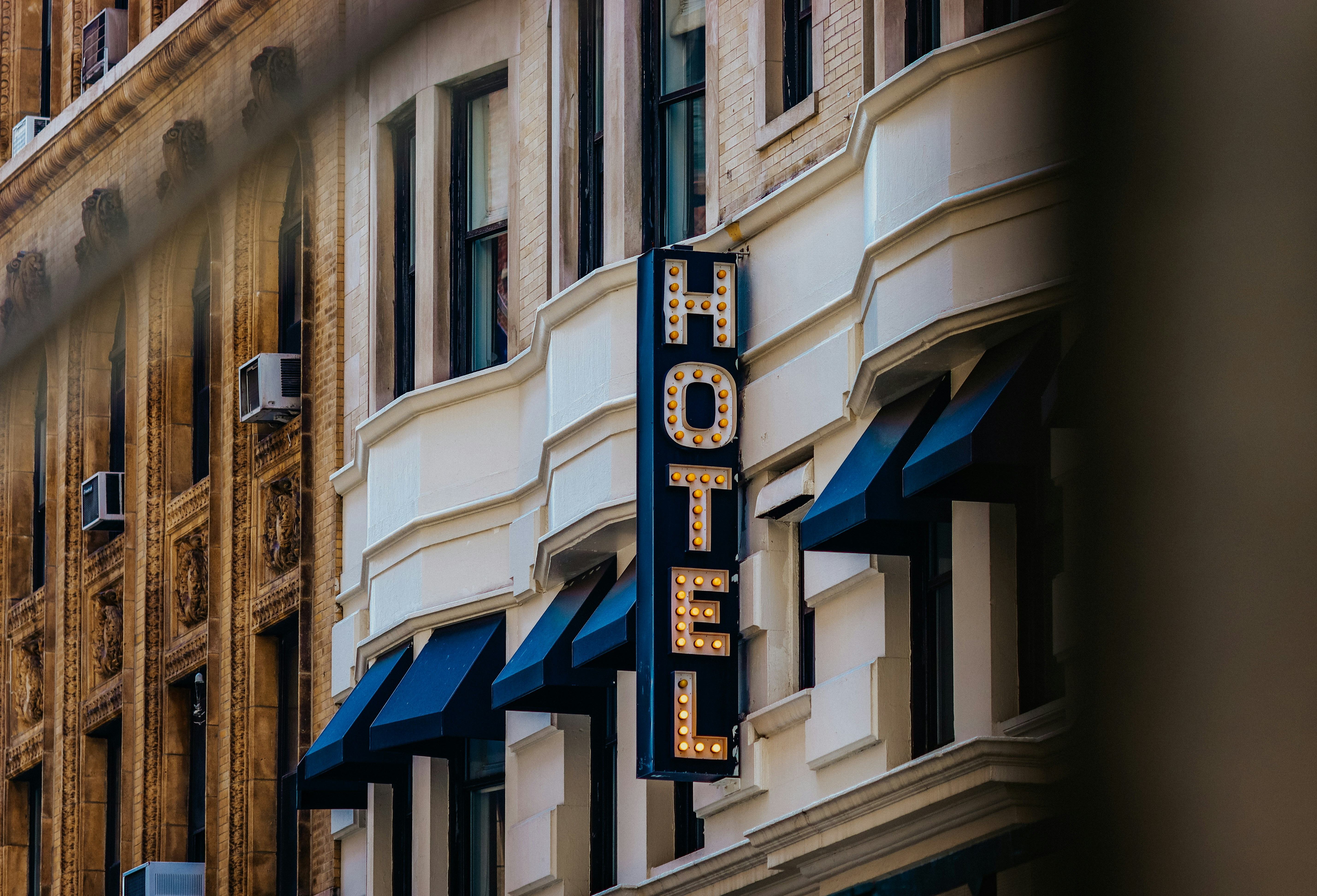 Fasada hotelu przy granicy
